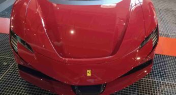 Ferrari SF90 Stradale, dopo il ritiro avviene il botto clamoroso (VIDEO)
